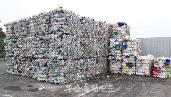압축된 플라스틱 쓰레기. 이만큼의 쓰레기가 나오는 데 며칠 걸리지도 않는다.