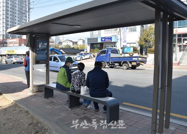 환승 거점인 여의동 우체국 앞 버스정류장에서 마을 버스를 기다리는 시민들