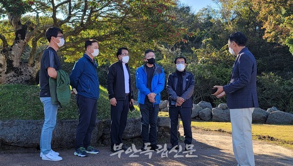 오장환, 김연식, 이강세 의원 등 2팀 의원들이 방문한 돌 문화공원