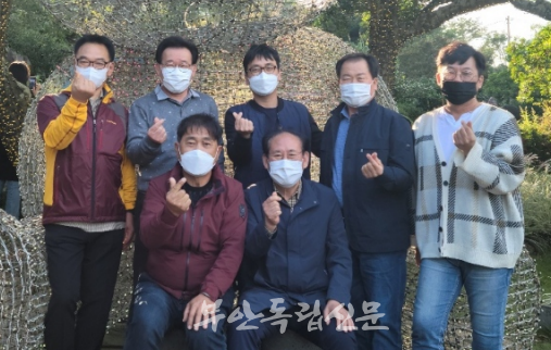 문찬기 의장, 김광수, 이태근, 이한수 의원이 속한 3팀이 허브농원에서 손가락 하트와 함께 단체사진을 찍었다
