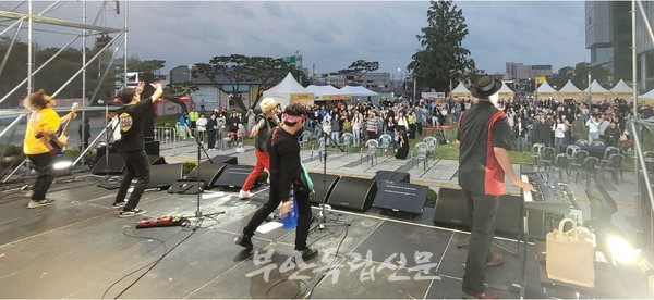 멋진 공연을 선보인 크라잉넛의 무대. 수어통역사(왼쪽 두 번째)가 무대에서 함께 호흡하며 실시간 통역을 하고 있다                                                                                                               사진 / 김정민 기자