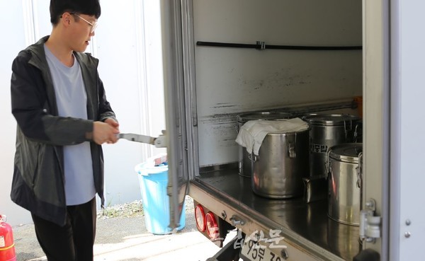 장신초 급식실에서 조리한 음식을 세 학교로 배달하기 위해 싣고 있다                         사진 / 김정민 기자