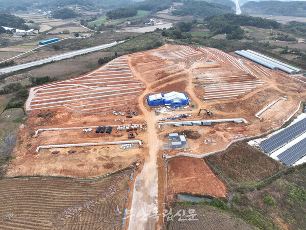 공사가 한창인 ‘부안 자연 장지’ 모습. 내년 4월 운영을 목표로 공사가 진행 중이다. 이곳에는 잔디형 장지 5,500기, 수목형 장지 1,600기 등 총 7천여 기 장지가 조성된다.                            사진 /부안군 제공