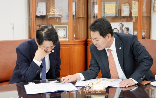권익현 부안군수가 이학영 국회부의장을 만나 지역 현안을 설명하고 예산 반영을 요청하고 있다.