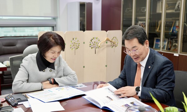 한정애 더불어민주당 정책위원회 의장과 면담하는 모습