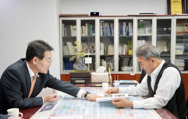 윤준병 의원과 면담하는 권익현 군수