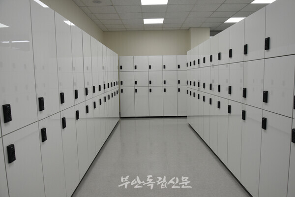 부안군이 특정 단체 사용 목적으로 세금을 들여 푸드앤스포츠센터 3층에 조성한 ‘락커룸’ 모습. 이 락커룸은 당초 다목적 체육실 용도였으나, 용도변경 승인없이 무단으로 시설물을 설치하고 이용 중에 있다. 부안군의회는 해당 시설은 불법물이라며 철거를 지시했다.