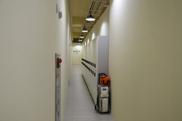 민간위탁한 장소에 설치돼 있는 기존의 락커룸, 이 장소가 좁아 락커룸 이용에 문제가 있다는 이유로, 무단으로 3층에 락커룸을 추가 설치했다.