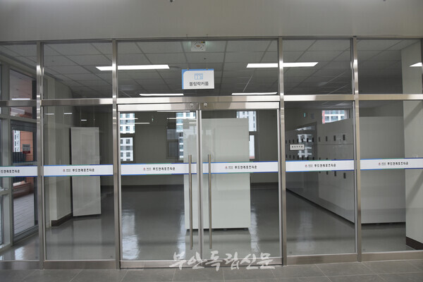 계약에 없는 장소인 다목적체육실과 GX실에 라커룸이 만들어졌다.